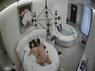#情趣酒店豪華房偷拍非常能幹的眼鏡男床上干到浴缸站著快速抽插5-25