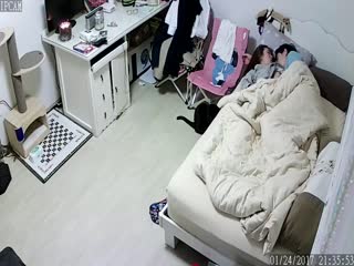 黑客破解家庭攝像頭監控小夫妻在床上啪啪 妹子奶子挺大 男的太弱幾分鐘就完事了