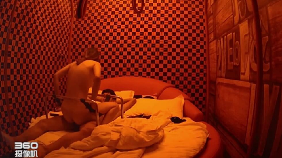 360酒店偷拍-情趣房很會玩的小情侶性愛椅啪啪。