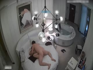 酒店偷拍情侶邊洗泡泡浴邊打泡激情啪啪影片外流的。